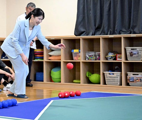 滋賀県初訪問の愛子さま、ボッチャ体験「頑張ります」と言って投げられた球は…周囲から喝采 滋賀県初訪問の愛子さま、ボッチャ体験「頑張ります」と言って投げられた球は…周囲から喝采