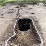 2000年前に高さ8メートルのペア門柱、祭祀空間分ける結界か…＜近江富士＞望む聖域空間だった可能性