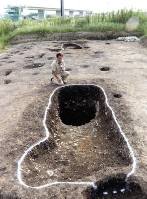2000年前に高さ8メートルのペア門柱、祭祀空間分ける結界か…＜近江富士＞望む聖域空間だった可能性
